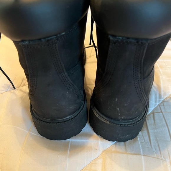 Timberland Black High-Top Boots with Lace-Up Design - Picture 2 of 6